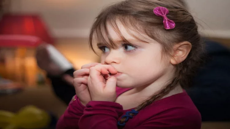 Uşaqlarda dırnaq yemə vərdişi: Səbəblər və həll yolları