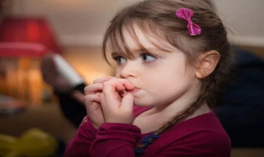 Uşaqlarda dırnaq yemə vərdişi: Səbəblər və həll yolları