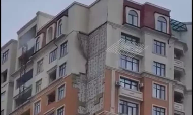 Nərimanovda binanın fasadı uçub yerə töküldü - VİDEO