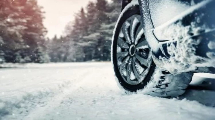 Avtomobil qayadan aşdı - Bir ailənin 3 üzvü xəsarət aldı