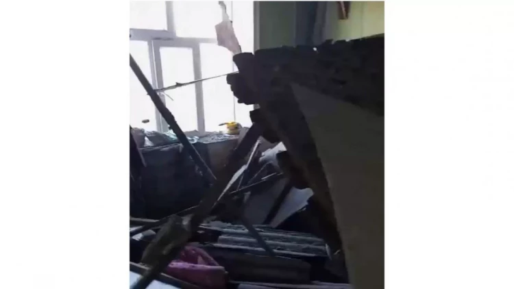 Mənzilin tavanı çökdü - xəsarət alanlar var - FOTO