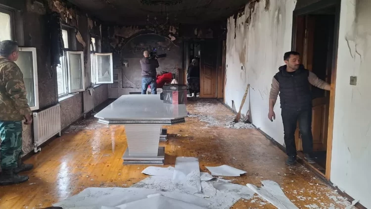 Oğrular mürəbbə yeyib evi yandırdılar - FOTO