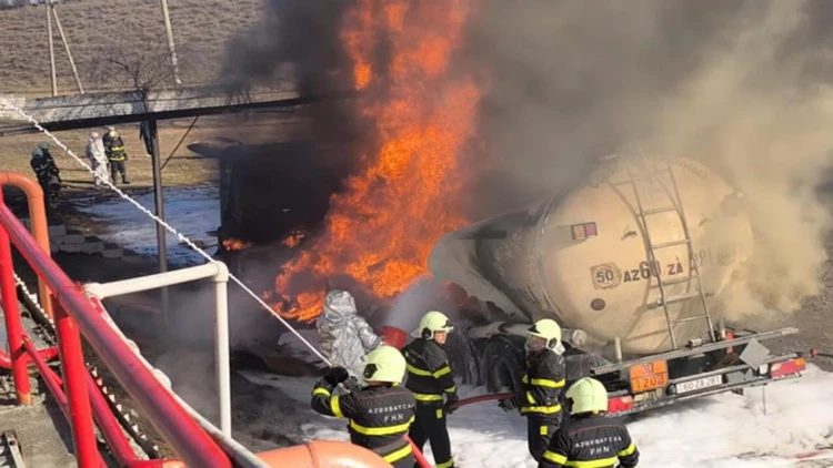 Qaxda yanacaq daşıyan avtomobildə güclü yanğın - Ölən var - VİDEO