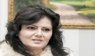 Aşıq Zülfiyyə yeni doğulan nəvəsini göstərdi - FOTO