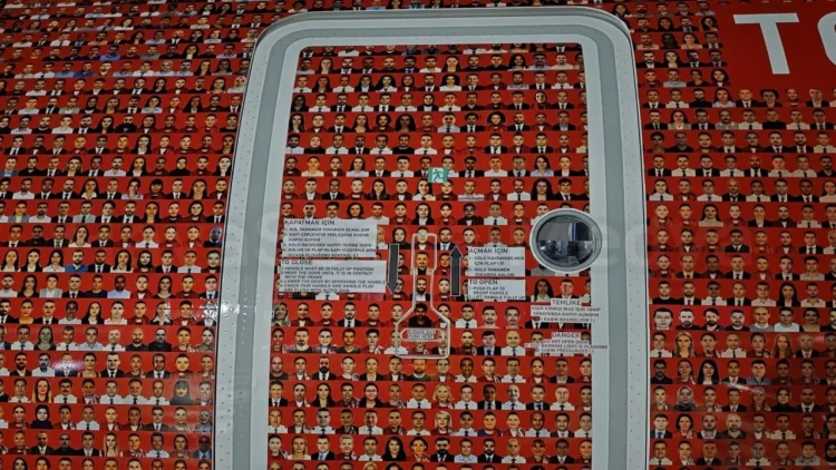 100 min işçinin şəklini təyyarəyə vurdular - FOTO