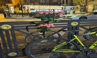 Övladını itirən ata hər gün metronun kənarına gül qoyur - FOTO