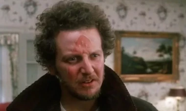 “Evdə tək”in aktyoru xanıma etdiyi təklifə görə cərimələndi