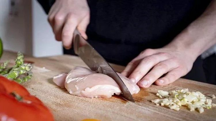 Çox sevilir, amma sağlamlığa ziyandır – Toyuğun bu hissələrini yeməyin! - VİDEO