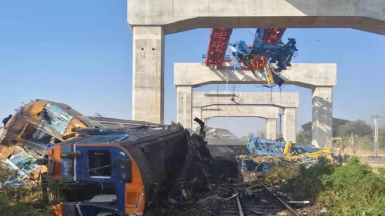 Tailandda kran qatarın üstünə aşdı - Çox sayda ölən və yaralanan var