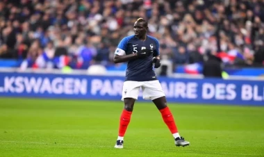 Ulduz futbolçu karyerasını bitirdi