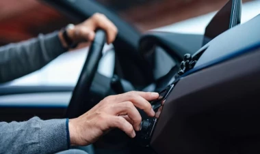 Bakıda avtomobil çuxura düşərək batdı - VİDEO