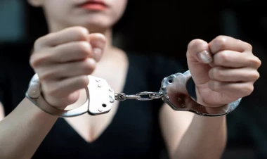 Qızını bıçaqlayan ana SAXLANILDI