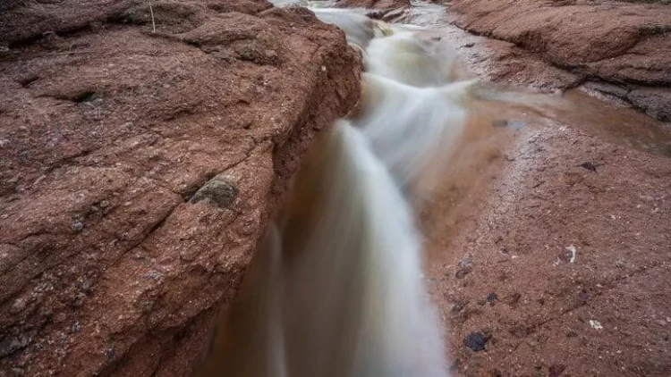 Səhranın altındakı möcüzə: 3000 ildir elektrik enerjisi olmadan axan su