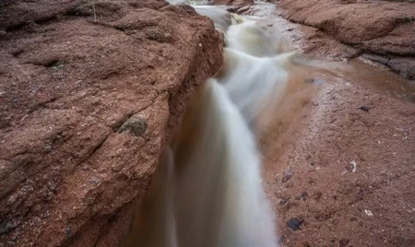Səhranın altındakı möcüzə: 3000 ildir elektrik enerjisi olmadan axan su