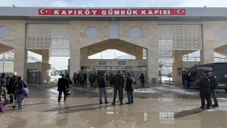 İranda internet və televiziya işləmir: Sərhəddə insan izdihamı