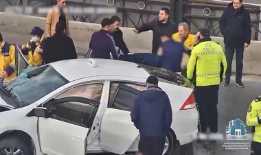 Nəsimidə ağır qəza - Yaralıları avtomobildən polis çıxardı - VİDEO
