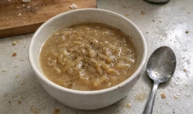 Karamelizə soğanlı şorba resepti: az ərzaqla zəngin ləzzət