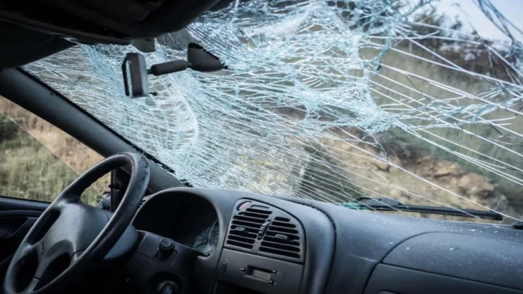 Şəmkirdə maşın betona çırpılıb, 2 nəfər xəsarət alıb - FOTO