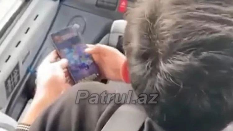 Sükan arxasında oyun oynayan avtobus sürücüsü işdən çıxarıldı