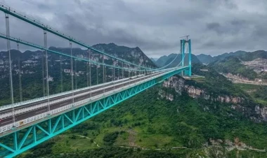 Dünyanın ən hündür körpüsü: üzərində kafesi belə var