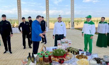 Türkmənistan Prezidenti Azərbaycan stendi ilə tanış olu