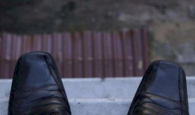 61 yaşlı kişi özünü binadan atdı