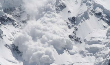 Turistlər qar uçqununa düşdü - Ölənlər var