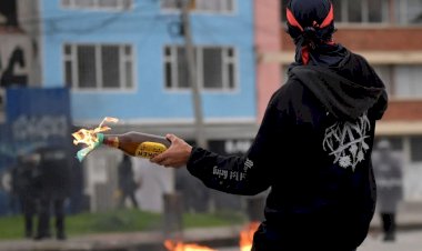 İsveçdə naməlum şəxs məscidə içərisində yandırıcı qarışıq olan butulka atıb