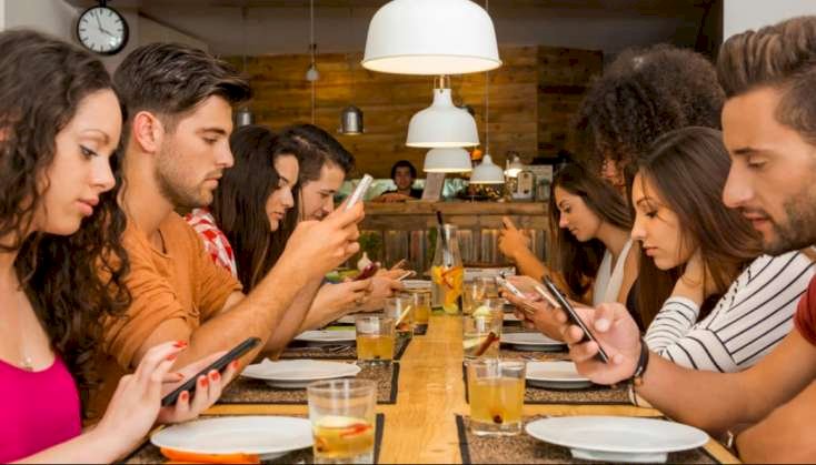 Süfrədə telefon istifadə etməyin - Bu zərərləri var