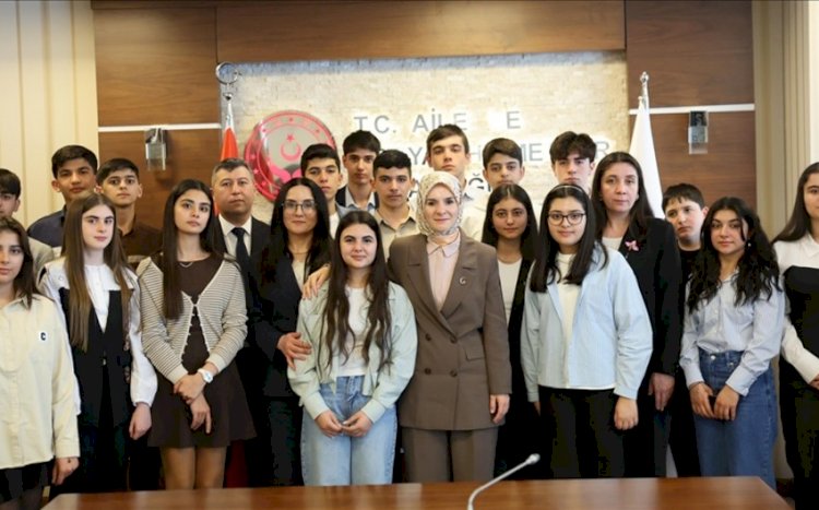 Türkiyənin ailə və sosial xidmətlər naziri Azərbaycandan olan şəhid övladları ilə görüşüb