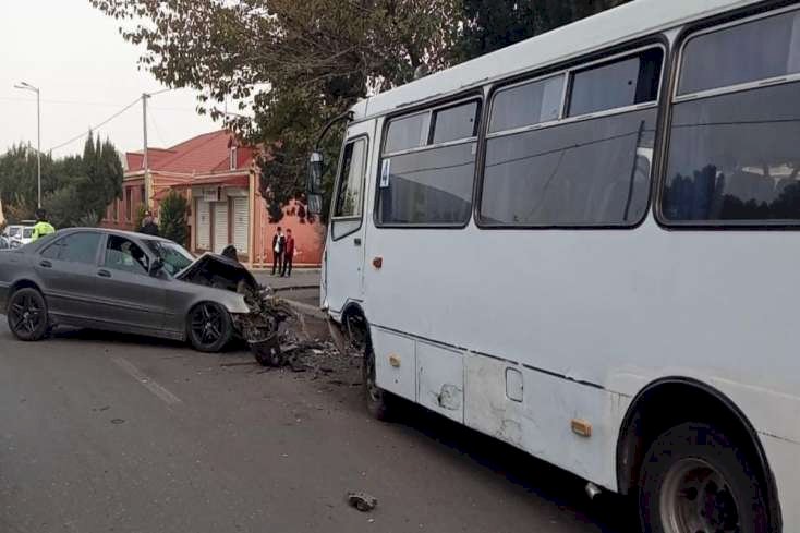 Sərnişin avtobusu ilə minik maşını toqquşdu - Yaralılar var