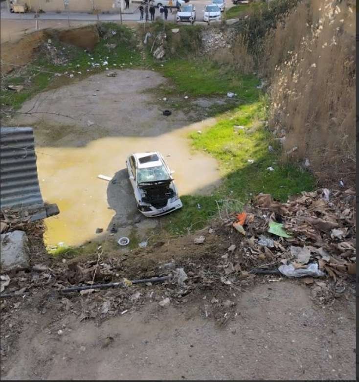 Bakıda avtomobil dərəyə düşdü - FOTO